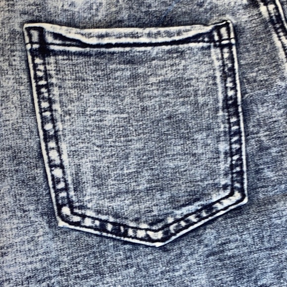 Chic Blue Denim Pencil Skirt - Picture 8 of 12